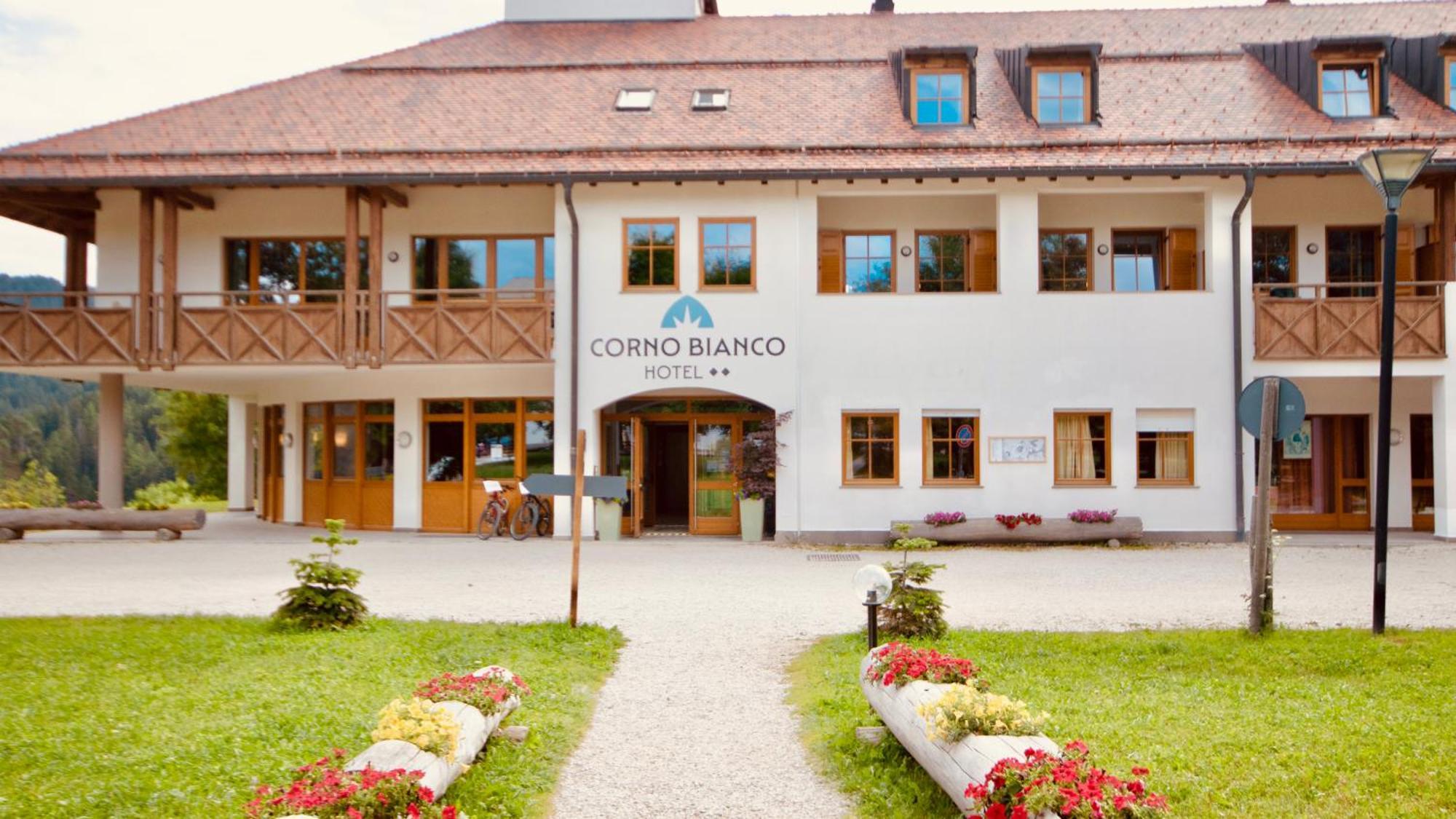 Hotel Corno Bianco Nova Ponente Exterior photo